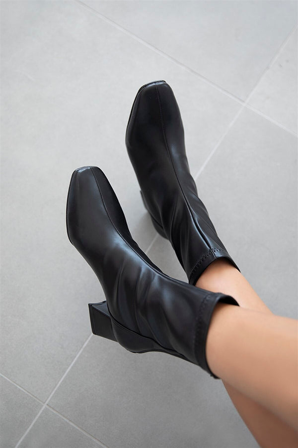 Black heeled boots